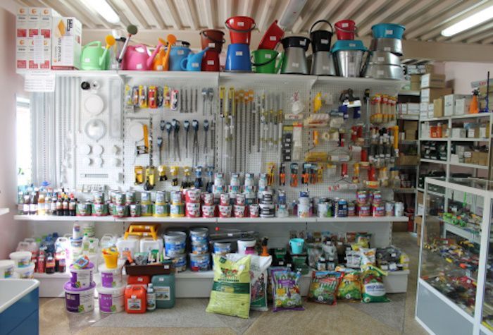 Благодаря "1С:Розница" сотрудники магазина легко пробивают товар по штрих-коду на кассе, учитывают остатки, печатают ценники и формируют отчеты по продажам