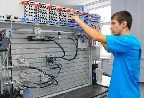 Бухгалтер производственного предприятия получает квалифицированные консультации по программам «1С:Бухгалтерия», «1С:Зарплата и управление персоналом» и «1С:Управление торговлей»